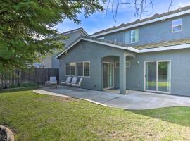 Family-Friendly Lincoln Home 8 Mi to Casino!，位于林肯的酒店