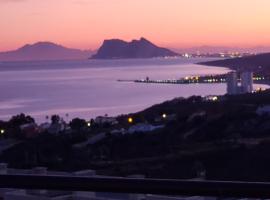 Manilva Townhouse with spectacular views of Gibraltar，位于马尼尔瓦的酒店