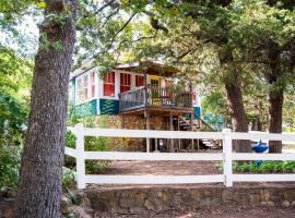 The Bluebird Cottage Style Cabin with Hot Tub near Turner Falls and Casinos，位于Davis的度假短租房