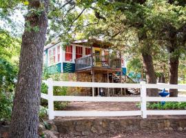 The Bluebird Cottage Style Cabin with Hot Tub near Turner Falls and Casinos，位于Davis的酒店