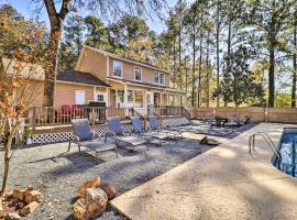 Lakefront Macon Home with Pool, Dock and Fire Pit!，位于梅肯的酒店