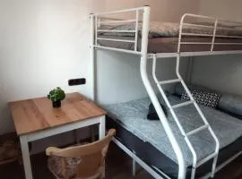 Ideales Monteurzimmer für bis zu 3 Personen in bester Lage l 1 Minute zum Bahnhof l Innenstadtnähe l Küche l Free-WLAN l Willkommen im Hallo!-Apartment 2