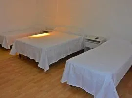 Habitación con oficina a la calle