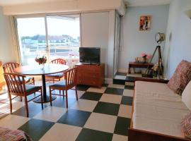 Studio with partial sea views in the popular seaside resort of Benodet，位于贝诺代的度假村