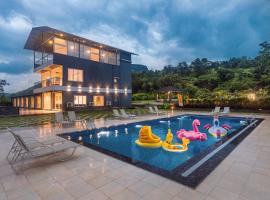 SaffronStays Sundowner by the Lake, Karjat - party-perfect pool villa with rain dance and cricket turf，位于卡尔贾特的度假短租房