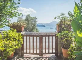 Kourita Garden Apartment with Sea View near to the port of Milos