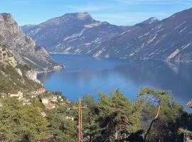 Un balcone sul Garda New house with panoramic views over Lake Garda