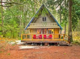 Cozy A-Frame with Hot Tub, Fire Pit, and Fireplace!，位于帕克伍德的酒店