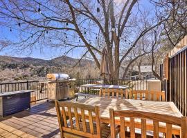 Prescott Home with Deck and Grill Close to Hiking!，位于普雷斯科特的酒店