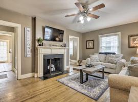 Chic and Cozy Greensboro Home, 2 Mi to Dtwn!，位于格林斯伯勒的酒店