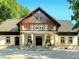 Hotel "Dworek Leśniczówka"，位于希隆斯克地区沃济斯瓦夫的酒店