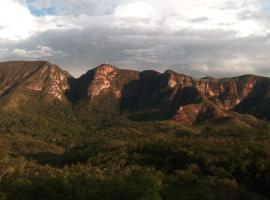 Chale duplex com vista para a Serra do Segredo，位于圣若热岛的酒店