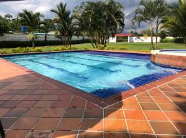 Finca Turística Villa Natasha - Casa Campestre y Cabañas Villavicencio，位于比亚维森西奥的酒店