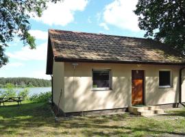 Holiday House in Szczecin at the lake with parking space for 4 persons，位于什切青的乡村别墅