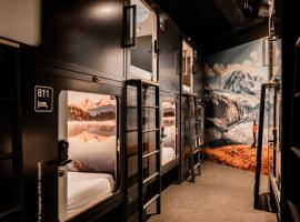 Capsule Hotel - Alpine Garden Zurich Airport，位于克洛滕苏黎世机场火车站附近的酒店