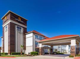 加兰港口拉金塔旅馆及套房酒店，位于加兰的酒店