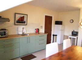 Glendalough Scenery Farmhouse，位于朗德伍德的酒店