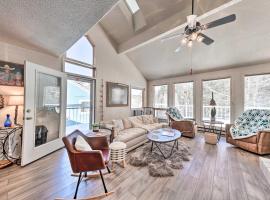 Bright Cloudcroft Condo with Game Room and Deck!，位于克劳德克罗夫特的酒店