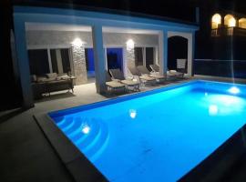 Pool-Villa „4 Seasons“ Seaview，位于诺维·维诺多尔斯基的酒店