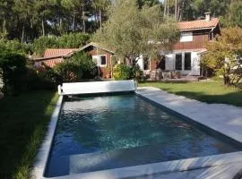 Maison familiale en bois avec piscine, proche du bassin