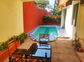 Hilltop 4 BHK Villa with Private Swimming Pool near Candolim，位于果阿旧城的酒店