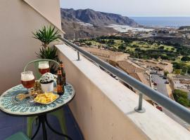 Sybarix Apartment: Precioso apartamento con vistas al golf y el mar，位于La Envia拉英维亚高尔夫球场附近的酒店