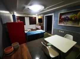 Cozy 2-bedroom Getaway with Pool - Wuse 2. Abuja
