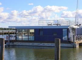 Hausboot Floating House in Ribnitz-Damgarten，位于里布尼茨达姆加滕的船屋