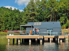 Unique holiday home on the water, Bytów，位于贝图夫的酒店