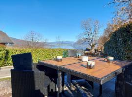Entre lac et montagne, chaleureuse maison 3 pièces avec très belle vue lac d'Annecy. Terrasse, jardin, parking, cheminée, barbecue ….，位于圣若里奥的酒店