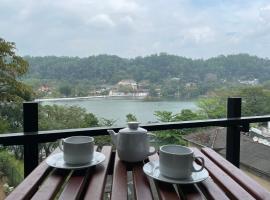 Lotus Lake Residence，位于康提的带停车场的酒店