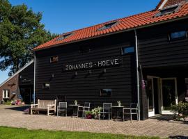 De Johanneshoeve，位于Westerhaar-VriezenveensewijkDaarlerveen Station附近的酒店