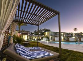 Golden Host Resort Sarasota，位于萨拉索塔萨拉索塔丛林花园附近的酒店