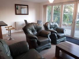RentUnique Spinney SpaciousSuper Snug 1 bed home.，位于IfieldCrawley Library附近的酒店