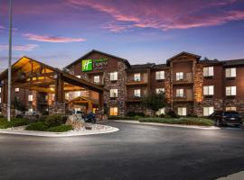 Holiday Inn Express & Suites Custer-Mt Rushmore，位于卡斯特疯马纪念碑附近的酒店