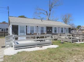 2 Minute Walk to Beach, Cape Cod Escape，位于丹尼斯港的酒店