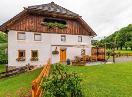 Warm Holiday Home in Sankt Peter am Kammersberg with Terrace，位于Sankt Peter am Kammersberg的酒店