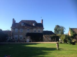 BUSCOT MANOR with HOT TUB-WILD SWIM-PADDLEBOARD-BIKES-BBQ-WALKS &SLEEPS UP TO 20，位于Buscot的度假屋