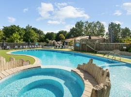 Camping Paradis La Grand'Métairie，位于Saint-Hilaire-la-Forêt的酒店
