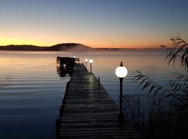 Kairos on the Lake, Swartvlei Lake, Sedgfield, Garden Route，位于塞吉菲尔德的酒店