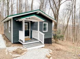 Mountain Retreat Nesteled in the Virginia Foothills，位于夏洛茨维尔的度假屋