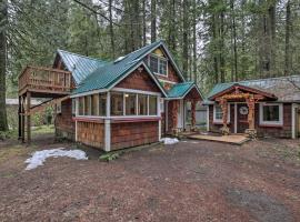 The Sundance Cottage with Patio - Near Mt Hood!，位于Rhododendron的别墅