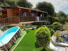 Le Chalet de la Pierreraie Côte d'Azur Piscine Terrasse et Vue Mer，位于Drap的木屋