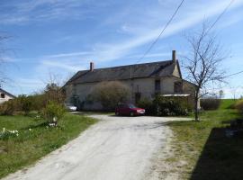 joli gite au calme proche d'Issoudun (17 km)，位于Giroux的酒店