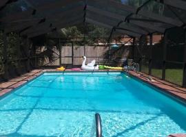 A Touch of Madagascar in Fort Walton Beach with HEATING POOL，位于沃尔顿堡滩Shalimar Pointe Golf and Country Club附近的酒店