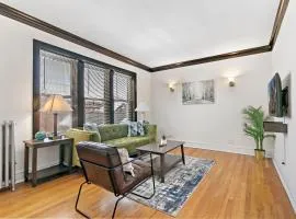 Charming 1BR Apt in North Center Near Shops- Larchmont 3