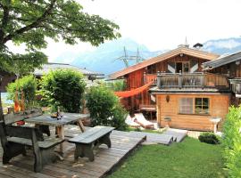 Attractive chalet right on the piste with sauna，位于蒂罗尔州圣约翰的酒店