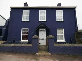 The Cottage-Large central property with Estuary views and private parking