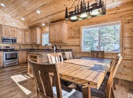 Duck Creek Village Cabin with Fire Pit and Grill!，位于达克科里克村的别墅