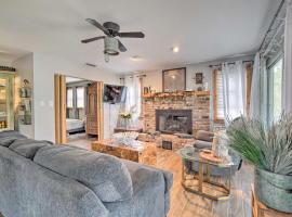 Riverfront Retreat with Patio in Withlacoochee，位于布什奈尔的酒店